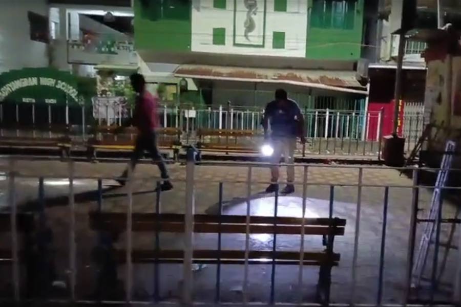 মধ্যমগ্রাম হাইস্কুলের সামনে মাঝরাতে ভয়াবহ বিস্ফোরণ, মৃত্যু উত্তরপ্রদেশের যুবকের