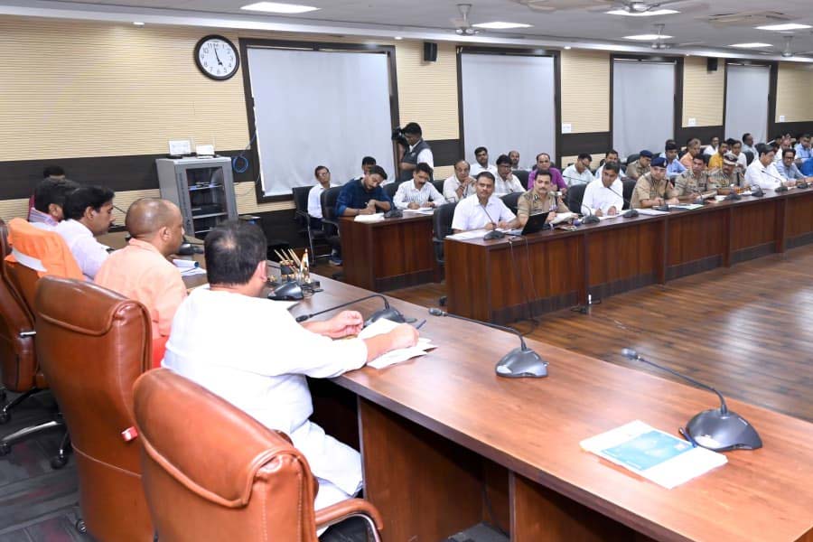 মাফিয়া দমনে কড়া নির্দেশ, বারাণসীর সামগ্রিক উন্নয়ন খতিয়ে দেখলেন যোগী