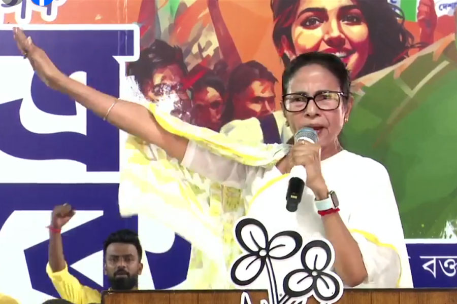 ‘জীবন থাকতে কারও ভোটাধিকার কাড়তে দেব না’, একযোগে বাম-বিজেপি-কমিশনকে নিশানা মমতার