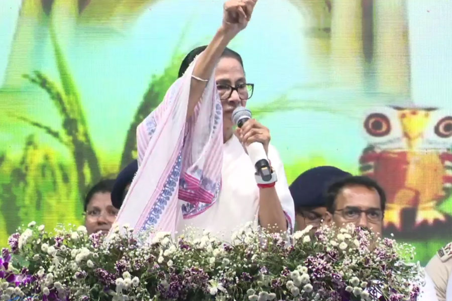‘বিজেপির ললিপপ হয়ে যাবেন না’, বর্ধমান থেকে নির্বাচন কমিশনকে তোপ মমতার