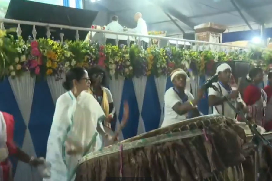 আদিবাসী দিবসের সূচনায় অন্য মেজাজে মুখ্যমন্ত্রী, বাজালেন মাদল