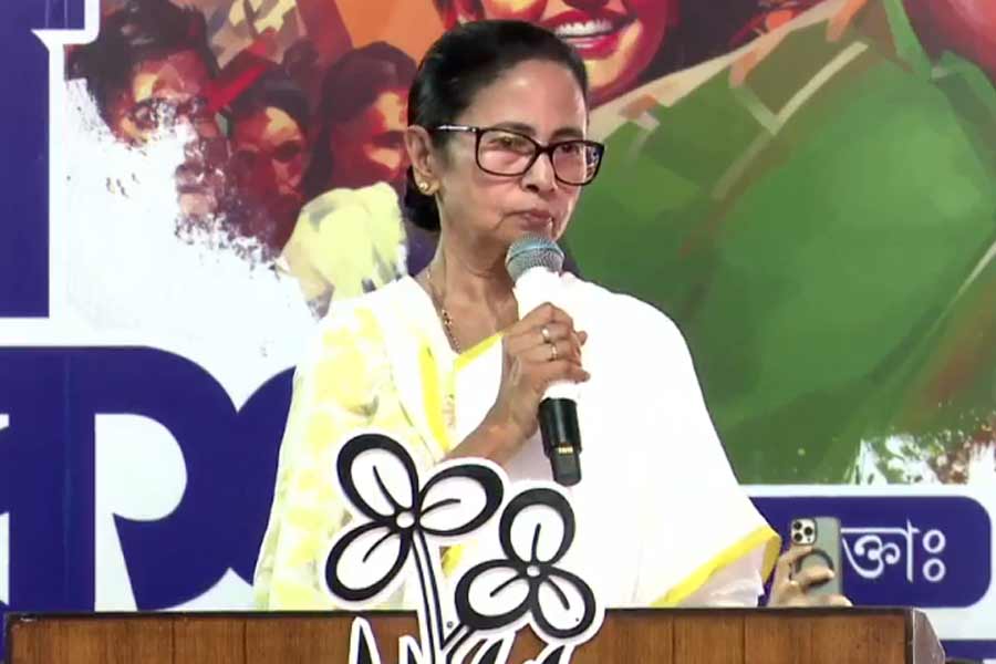 কেন্দ্রীয় বঞ্চনা থেকে NRC তোপ, বিজেপিকে ‘হাইলোডেড ভাইরাস’ খোঁচা মমতার