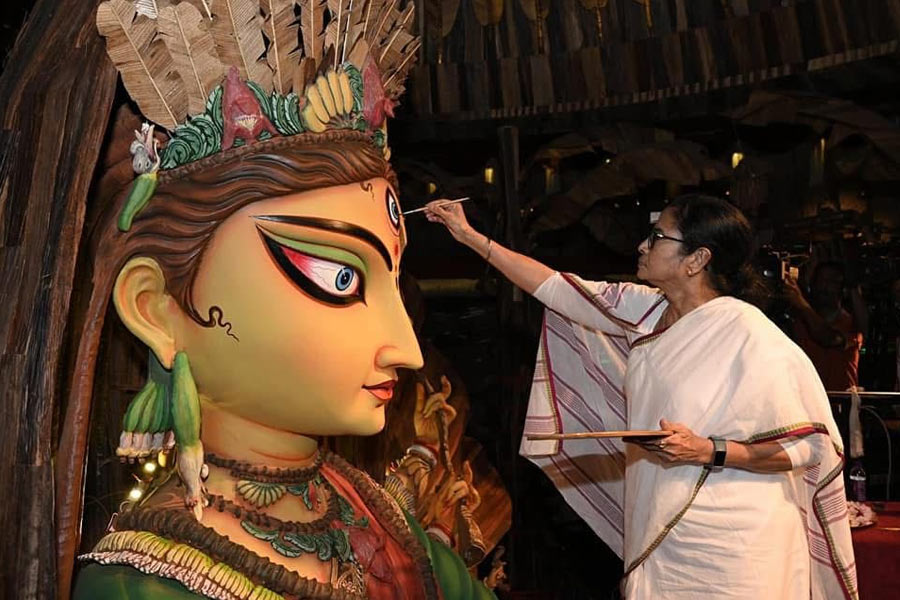 শুধু অনুদানের ১,১০,০০০ নয়, প্রত্যক্ষ ও পরোক্ষভাবে বিপুল লক্ষ্মীলাভ পুজো কমিটিগুলির!