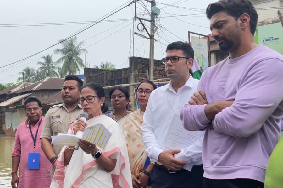 দেড় মাস ধরে জলবন্দি ঘাটাল, কেন্দ্রকে দুষে মমতা বললেন, ‘বর্ষার পর পুরোদমে কাজ’
