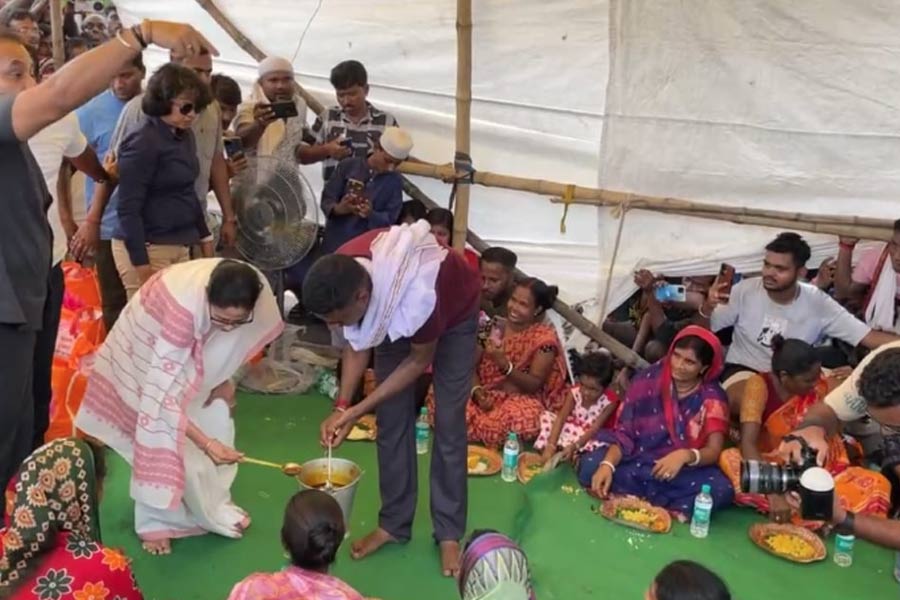 প্লাবন পরিস্থিতি পরিদর্শনে আরামবাগে মুখ্যমন্ত্রী, ত্রাণ শিবিরে নিজের হাতে খিচুড়ি পরিবেশন