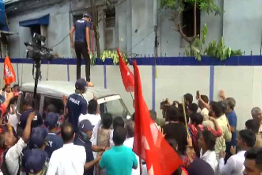 কলকাতা মেডিক্যালে সিঙ্গুরের নার্সের ময়নাতদন্ত ঘিরে তুমুল উত্তেজনা, সংঘর্ষে জড়াল সিপিএম-বিজেপি