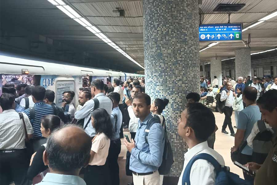 ছুটির সন্ধ্যায় ফের মেট্রো বিভ্রাট, ভোগান্তিতে যাত্রীরা