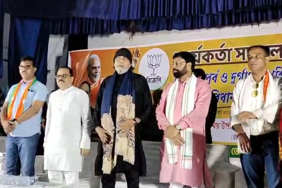 বিজেপির কর্মী সম্মেলনে মিঠুন পৌঁছতেই বাজল, ‘মুঝকো পিনা হ্যায় পিনে দো’! তীব্র কটাক্ষ তৃণমূলের