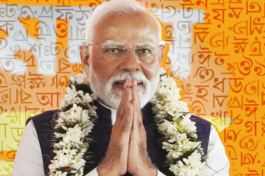 বাঙালি না বাংলাদেশি? ‘নীরব’ মোদির ‘ধ্রুপদী’ তাস, তৃণমূলের ‘টেলিপ্রম্পটার’ খোঁচা