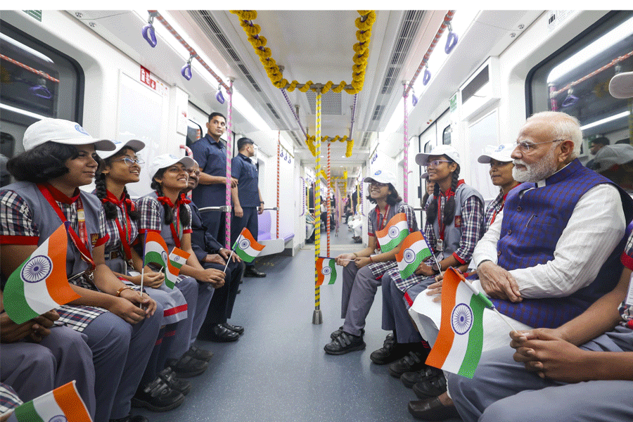 যাত্রা শুরু নতুন ৩ রুটে, মেট্রো সফরে মোদি, তেরঙ্গা হাতে লেন্সবন্দি কচিকাঁচারা