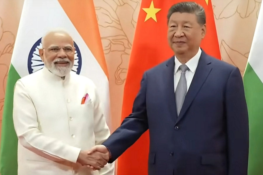 একসঙ্গে নাচ নয়, ড্রাগনের কাছে আত্মসমর্পণ হাতির! মোদির ‘জিনপিং প্রীতি’কে তুলোধোনা কংগ্রেসের
