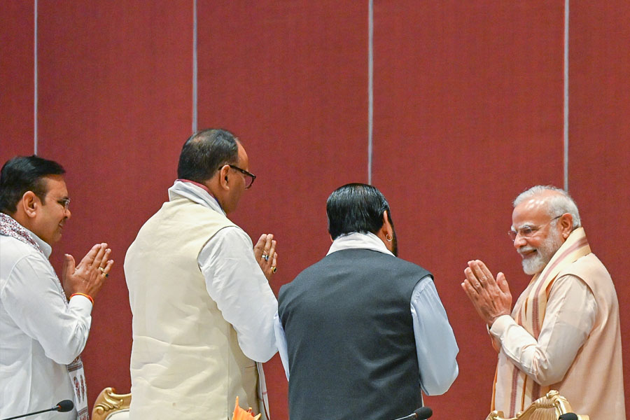 পাক পরমাণু ব্ল্যাকমেল নিয়ে প্রস্তাব পাশ, এনডিএ-র সংসদীয় বৈঠকে সেনাকে কুর্নিশ, সংবর্ধনা মোদিকে