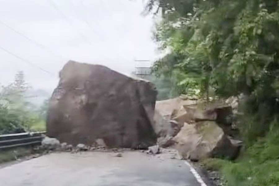 ফের ধসে বন্ধ ১০ নম্বর জাতীয় সড়ক, দার্জিলিং থেকে ঘুরপথে যেতে হচ্ছে সিকিম