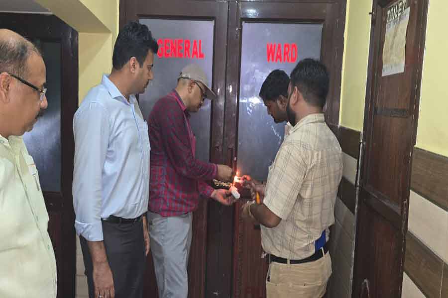 উত্তরপ্রদেশে টাকা না মেটানোয় প্রসূতিকে ছুড়ে ফেলল হাসপাতাল! রাস্তাতেই মৃত সন্তান প্রসব