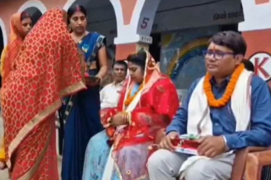 বর-বধূর সাজে শিক্ষক-শিক্ষিকাকে বিদায়ী সংবর্ধনা স্কুলে! ভাইরাল ভিডিও