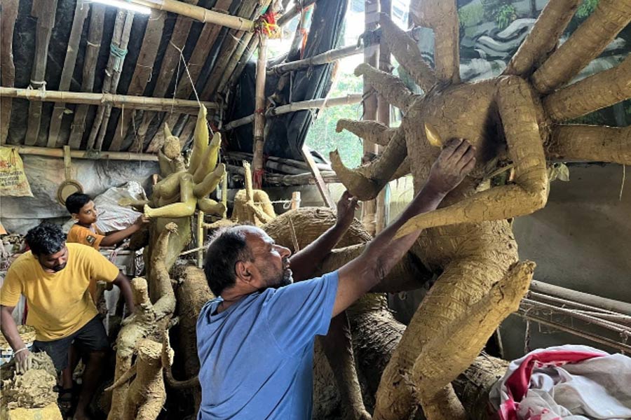 একসঙ্গে দুর্গা গড়েন তিন প্রজন্ম! পুজোর আবহে ব্যতিক্রমী ছবি পুরুলিয়ার মৃৎশিল্প জগতে