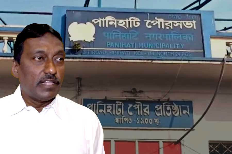 পানিহাটি পুরসভার চেয়ারম্যানকে হুমকি ফোন, বাড়ি পুড়িয়ে দেওয়ার হুঁশিয়ারি! তারপর…