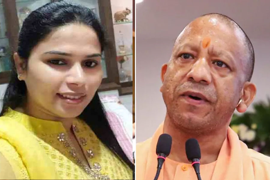 স্বামীর খুনে ন্যায়বিচারে প্রশংসা যোগীর, ‘অপরাধে’ দলীয় বিধায়ককে বহিষ্কার অখিলেশের