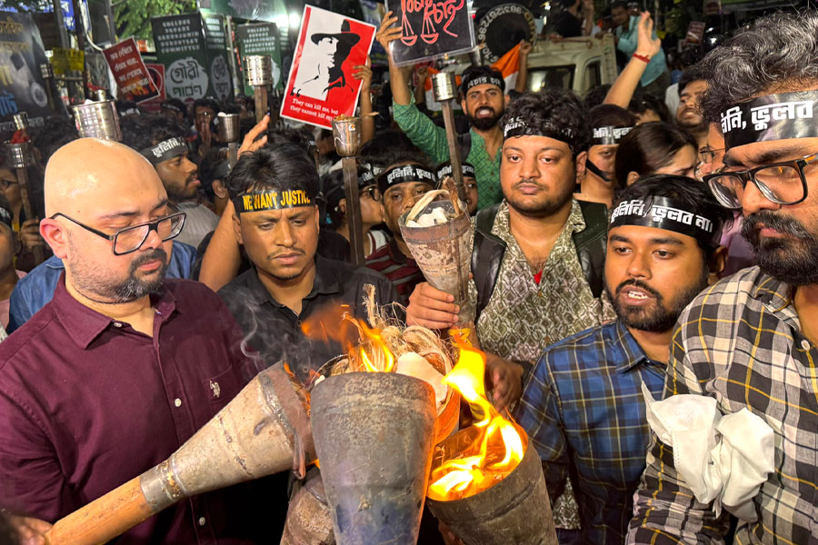 সিবিআই জবাব দাও! ‘অভয়া’র বিচার চেয়ে মশাল মিছিলে প্রতিবাদের কণ্ঠস্বর তিলোত্তমার