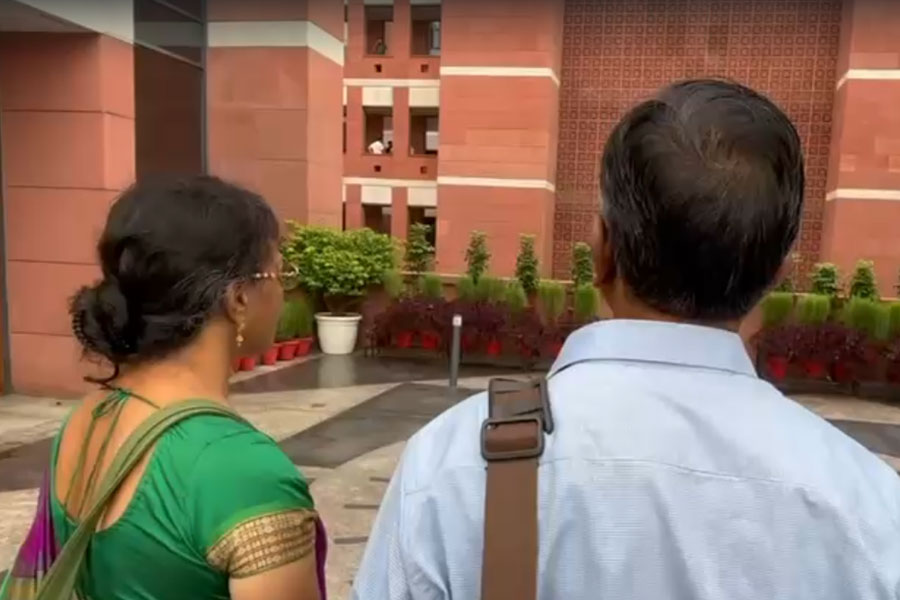 দিল্লি গিয়েও মিলল না শাহের দেখা! ‘সুরাহা না হলে মরে যেতে চাই’, হুঁশিয়ারি অভয়ার মা-বাবার