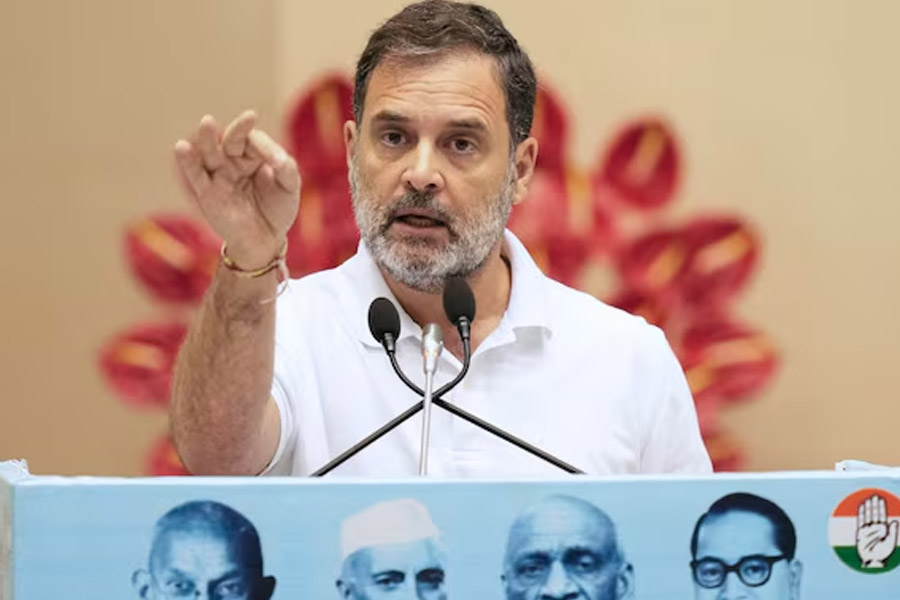 এক কেন্দ্রেই লক্ষাধিক ভুয়ো ভোটার! ‘চুরির প্রমাণ’ হাতে সরব রাহুল, পালটা চ্যালেঞ্জ কমিশনেরও