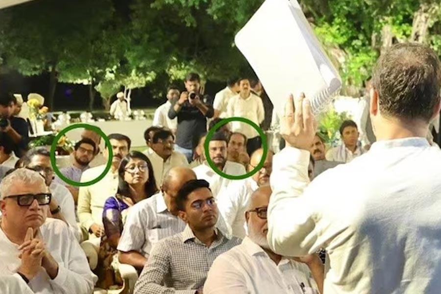 রাহুলের নৈশভোজে পিছনের সারিতে উদ্ধবরা! ‘কত সম্মান পাচ্ছেন বোঝা যাচ্ছে’, খোঁচা ফড়নবিসের
