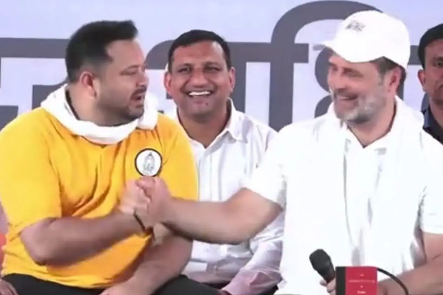 চিরাগকে বিয়ের পরামর্শ তেজস্বীর, পাশে বসে ঢোক গিললেন অকৃতদার রাহুল, হেসে বললেন…