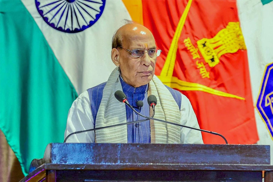 ‘কেউ চিরশত্রু বা বন্ধু নয়’, ‘শুল্কযুদ্ধে’র মাঝে কূটনীতির পাঠ পড়ালেন রাজনাথ