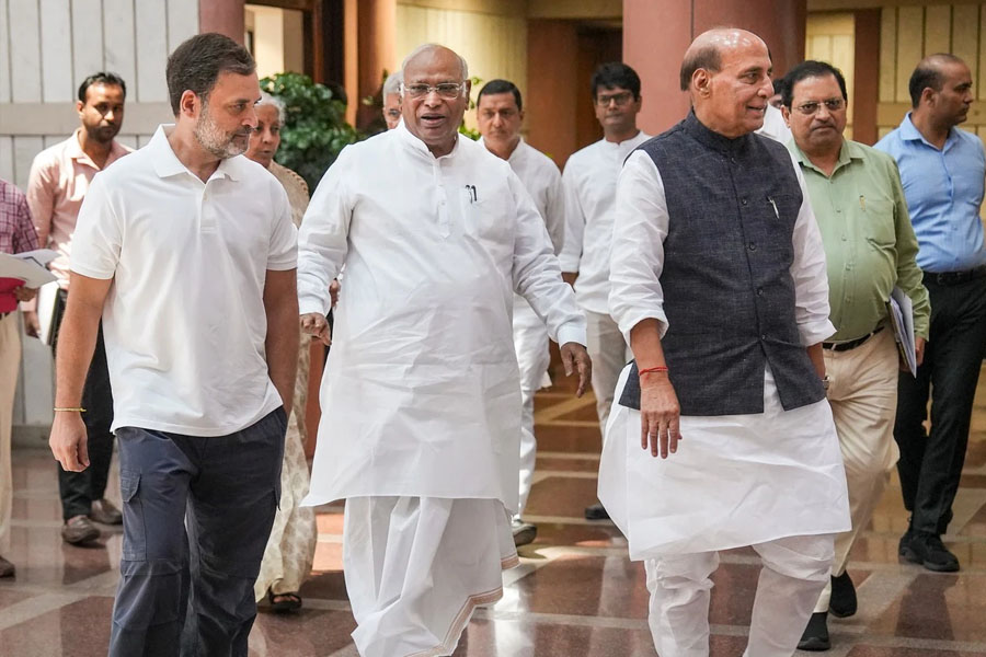 রাধাকৃষ্ণণকে সমর্থনের দাবি, বিনা প্রতিদ্বন্দ্বিতায় উপরাষ্ট্রপতি বাছতে খাড়গেকে ফোন রাজনাথের
