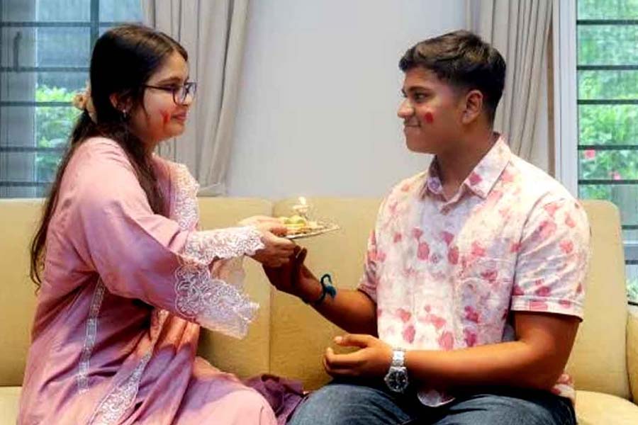 অঙ্গদানেই শিবম ফিরে পেলেন মৃতা বোনকে! ‘নতুন’ পাওয়া হাত দিয়ে রাখি পরালেন মুসলিম কিশোরী