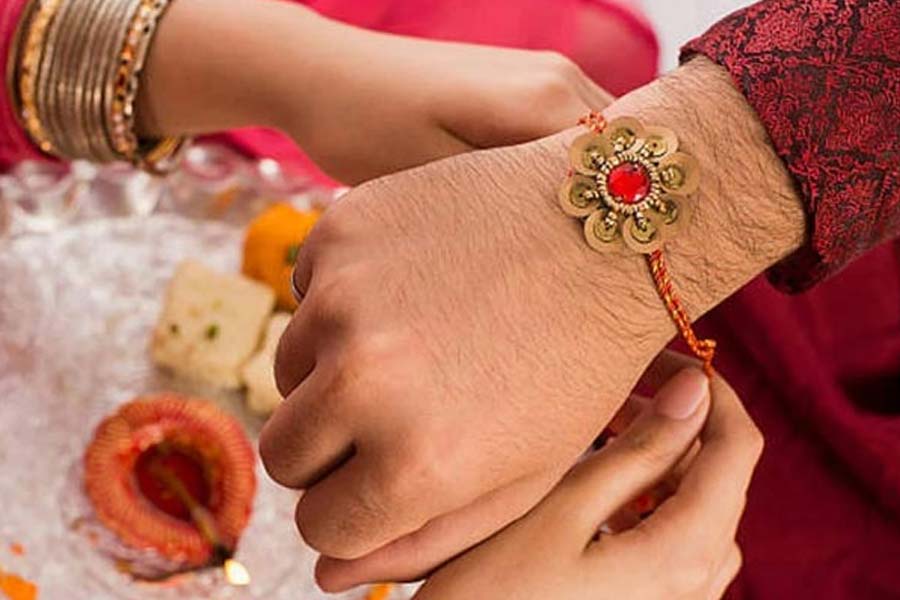 হাতে রাখি পরিয়ে কেন তিনটে গিঁট বাঁধেন দিদি-বোনেরা? রইল শাস্ত্রীয় ব্যাখ্যা