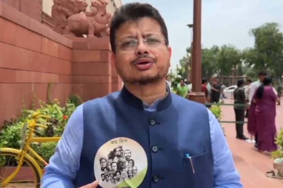 ফের বাংলার অপমান! TMC সাংসদদরা মনীষীদের ছবি দেওয়া ব্যাজ পরতেই আপত্তি রাজ্যসভায়