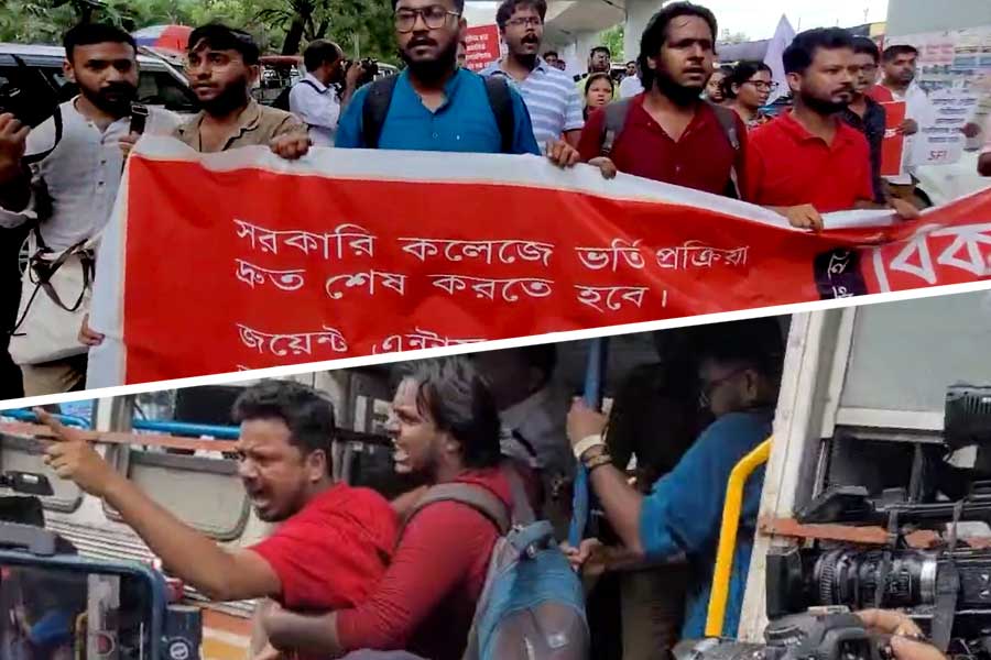 এসএফআইয়ের বিকাশ ভবন অভিযানে অশান্তি, বিক্ষোভকারীদের ছত্রভঙ্গ করতে লাঠিচার্জ