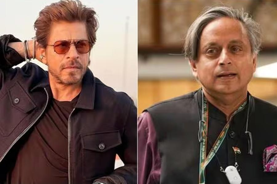 জাতীয় পুরস্কারজয়ী শাহরুখকে অভিনন্দন শশীর, রসিক বাদশার জবাব মুহূর্তে ভাইরাল