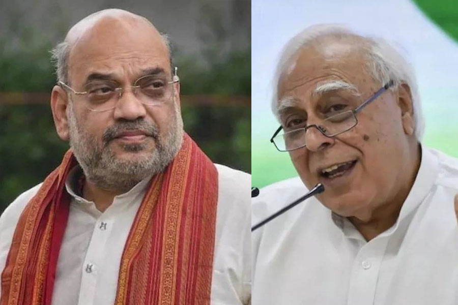‘ধনকড়জি হাসপাতালে, না যোগা করছেন?’ শাহ মুখে কুলুপ আঁটলেও ছাড়তে নারাজ সিব্বল