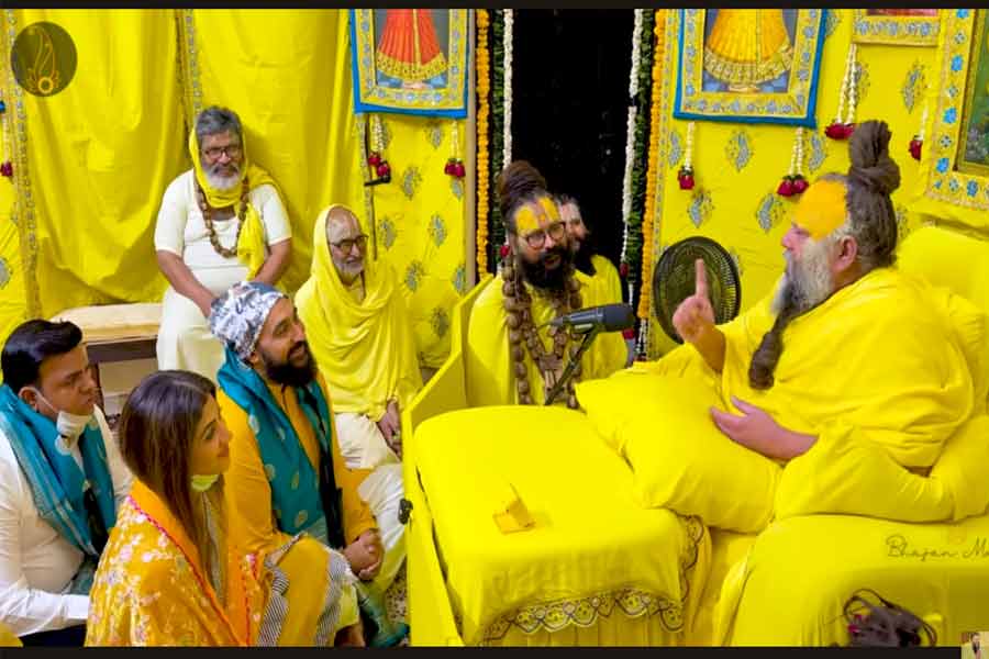 ভাবমূর্তি ফেরাতে মহারাজের আশ্রমে শিল্পা-রাজ! অসুস্থ প্রেমানন্দকে দান করতে চাইলেন কিডনিও