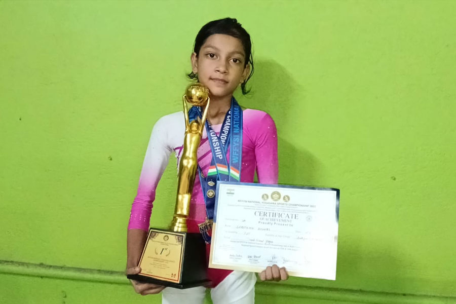 জাতীয় যোগা প্রতিযোগিতায় সোনালি সাফল্য কৃষ্ণনগরের চতুর্থ শ্রেণির শ্রীতমার, পরের লক্ষ্য মালয়েশিয়া