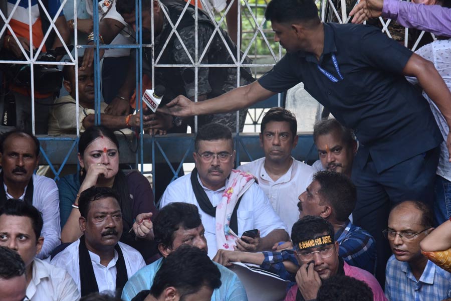 অভয়ার মায়ের আঘাতে শুভেন্দুর দিকে আঙুল, নবান্ন অভিযানে দলেই কোণঠাসা বিরোধী দলনেতা!