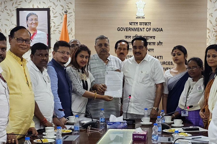 জল জীবন মিশন প্রকল্পেও বাংলাকে ‘বঞ্চনা’, বকেয়ার দাবিতে কেন্দ্রীয় মন্ত্রীর সঙ্গে তৃণমূলের ১৫ সাংসদের বৈঠক