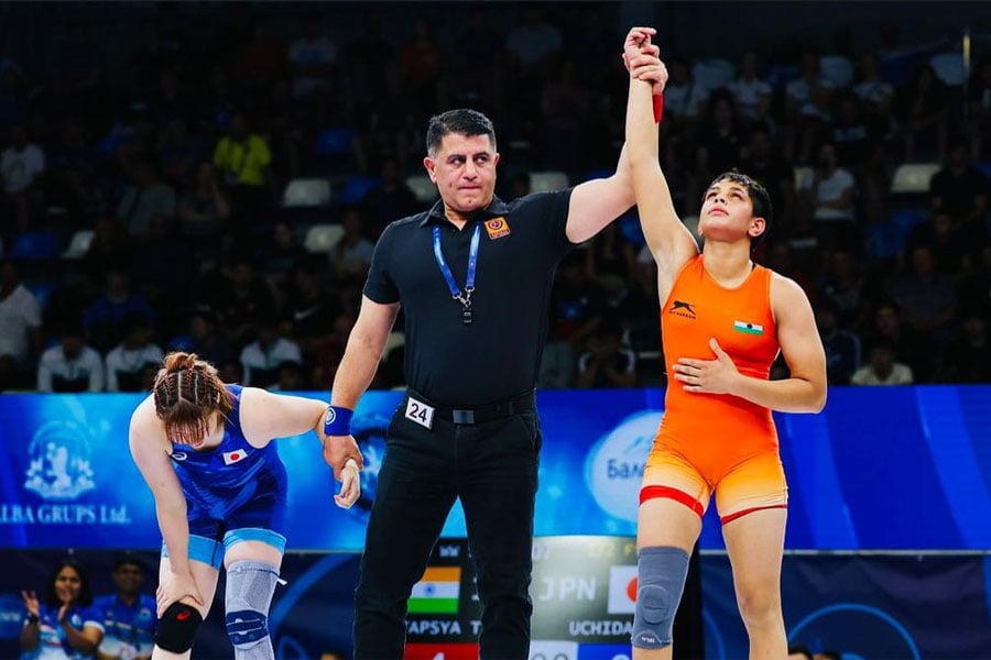 ‘কটাক্ষের জবাব দিয়েছে মেয়ে’, জুনিয়র কুস্তিতে বিশ্বসেরা হয়ে বাবার স্বপ্নপূরণ করলেন তপস্যা
