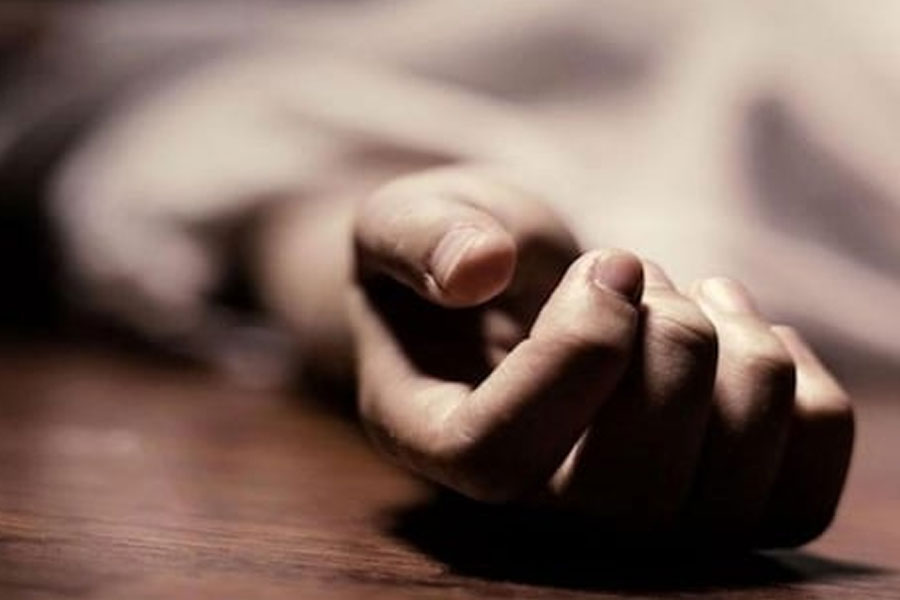 জুটল না অ্যাম্বুল্যান্স, তেলেঙ্গানায় দুর্ঘটনায় মৃতের দেহ ঠেলায় তুলে নিয়ে গেল পুলিশ!