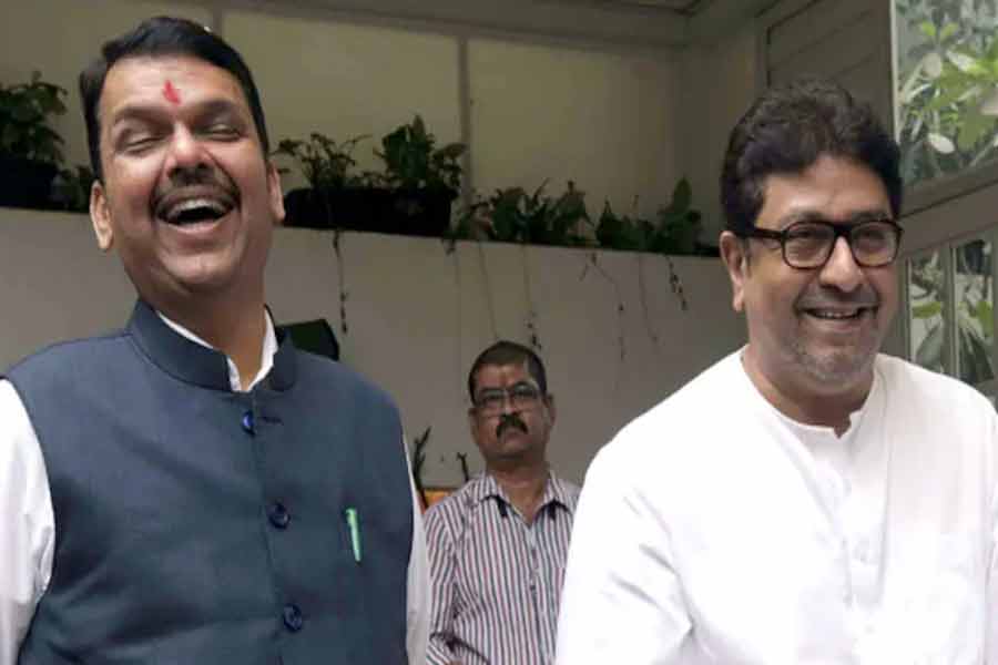 মুখ্যমন্ত্রী ফড়ণবিসের সঙ্গে সাক্ষাৎ রাজের, ‘ঠাকরে’ জোট ভাঙা নিয়ে জল্পনা