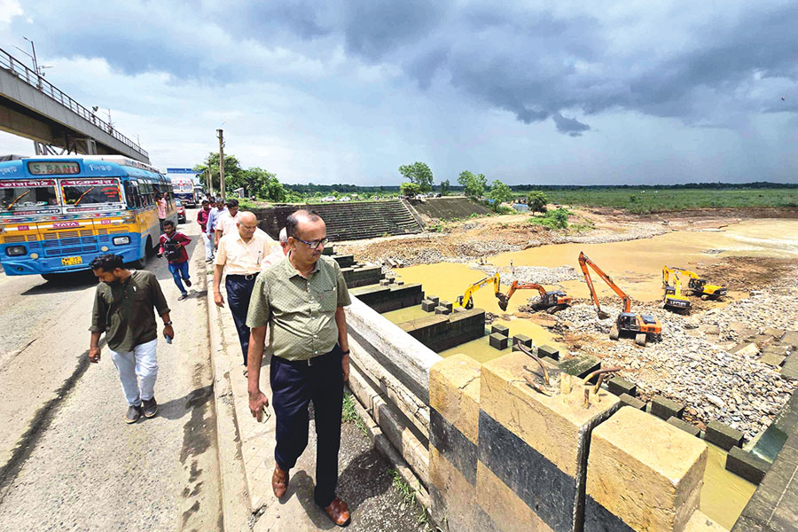তিলপাড়া সেতুতে ফাটল, বিচ্ছিন্ন উত্তরবঙ্গের সঙ্গে দক্ষিণবঙ্গের যোগাযোগ