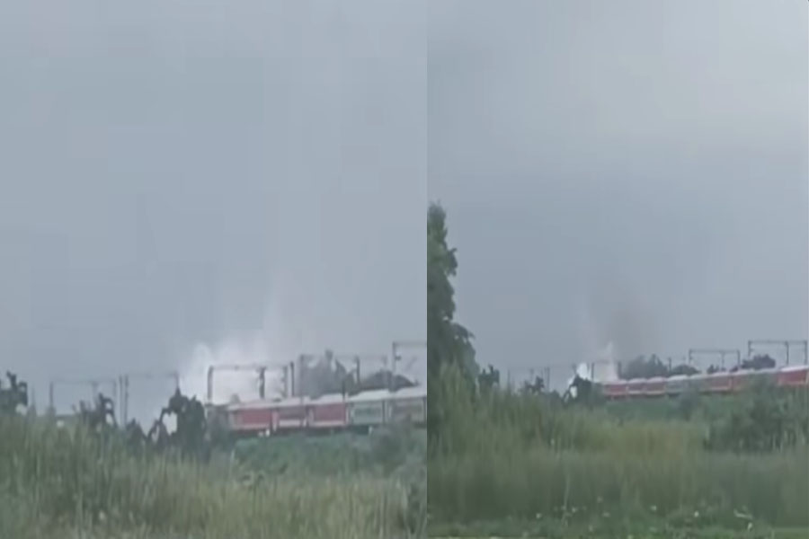 রেললাইনে চালকবিহীন বাইকে ধাক্কা দুরন্ত এক্সপ্রেসের! দাউদাউ আগুনে চাঞ্চল্য উলুবেড়িয়ায়