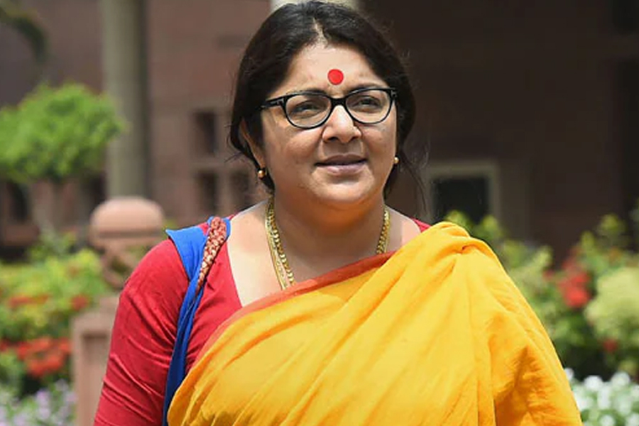 লকেটকে সামনে রেখে দিল্লির দুর্গাপুজো কমিটিগুলির মন জয়ের চেষ্টা বিজেপির! ‘বাঙালি হেনস্তা’য় প্রলেপ?