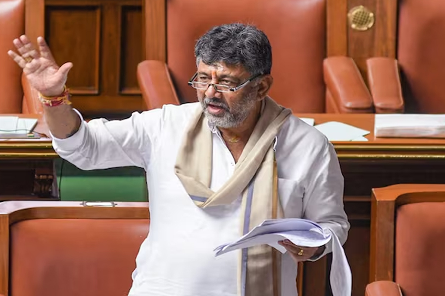 ‘গান্ধী পরিবার আমার ঈশ্বর’, RSS-এর প্রার্থনা সঙ্গীত বিতর্কে ক্ষমা চাইলেন শিবকুমার