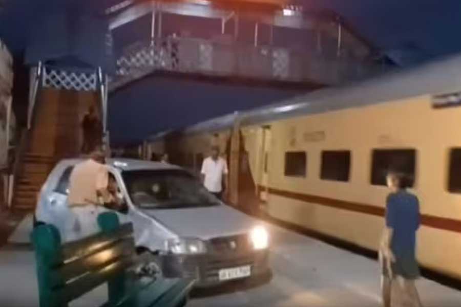মদ্যপ অবস্থায় গাড়ি নিয়ে সটান প্লাটফর্মে যুবক, আতঙ্কে ছোটাছুটি যাত্রীদের, ভিডিও ভাইরাল