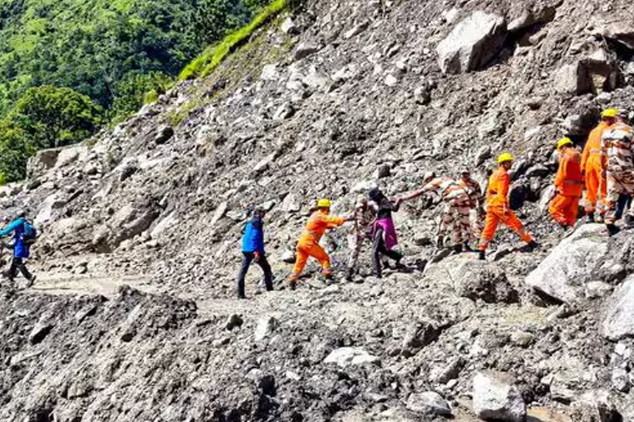 উত্তরাখণ্ডে ভয়াবহ ভূমিধস, জলবিদ্যুৎ প্রকল্পের সুড়ঙ্গে বন্দি ১৯ কর্মী, চলছে উদ্ধারকাজ