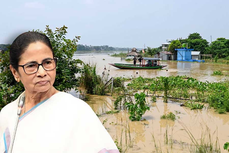 অতিবৃষ্টিতে প্লাবিত ঘাটাল, পরিস্থিতি দেখতে আগামী সপ্তাহে যেতে পারেন মুখ্যমন্ত্রী