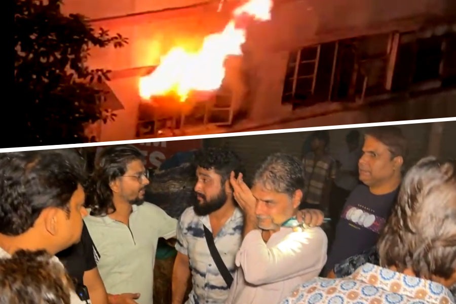 দাউ দাউ করে জ্বলল টেরিটি বাজারের বহুতলের একাংশ!